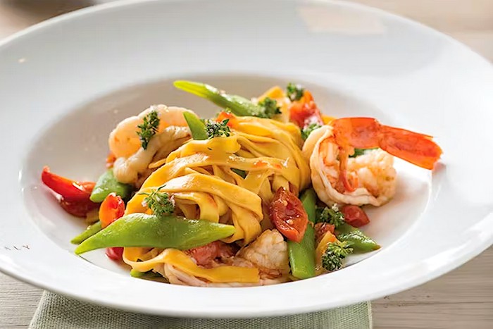 Tagliatelle aux pois mange-tout et crevettes