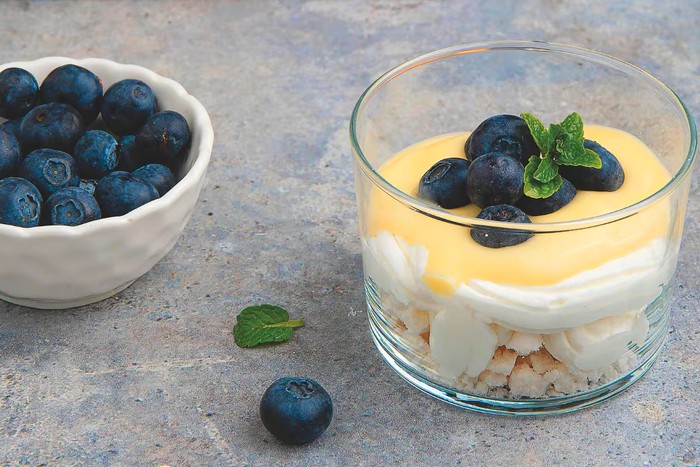 Coupes de myrtilles avec crème au citron