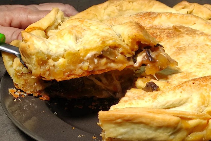 Tarte rustique avec aubergine, provolone et jambon