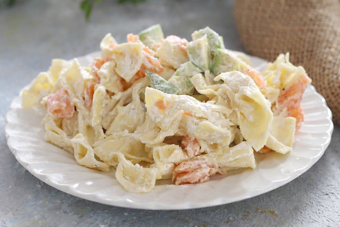 Pâtes froides avec saumon fumé et avocat