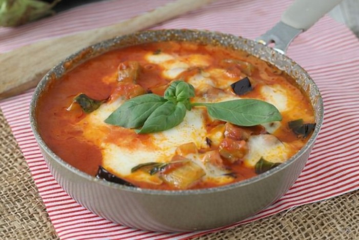Pizzaiola d’aubergine dans une poêle