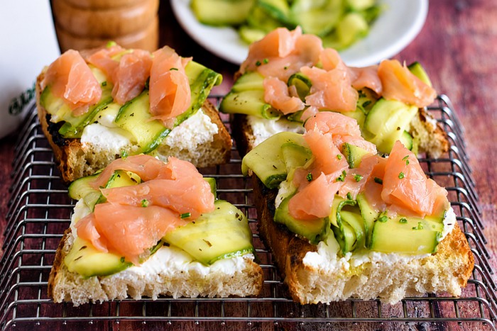 Bruschetta au saumon et aux courgettes marinées