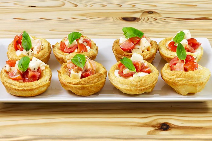 Paniers feuilletés Caprese et saumon