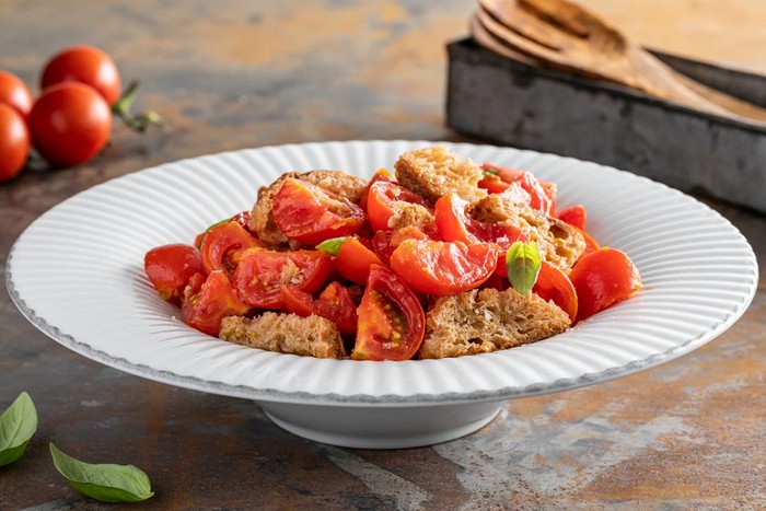 Salade de pain et tomates