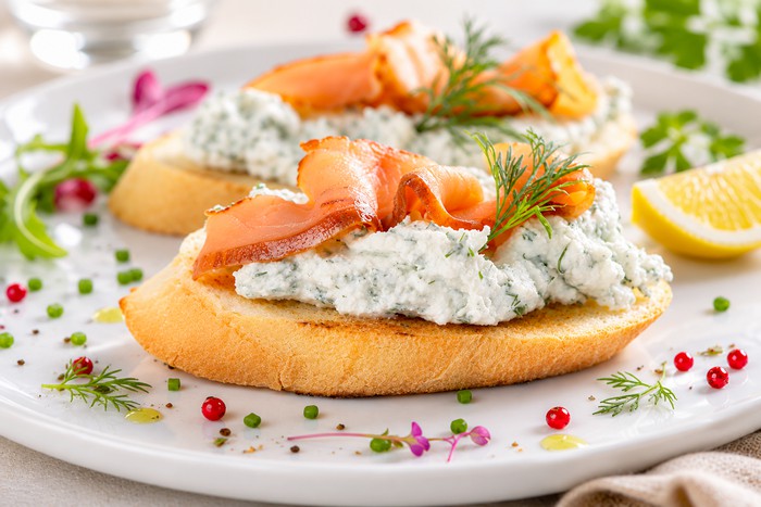 Bruschetta au fromage à la crème et saumon fumé