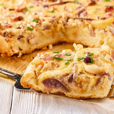 Focaccia aux champignons, oignons et fromage
