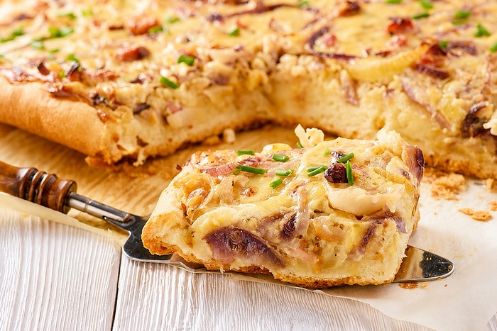 Focaccia aux champignons, oignons et fromage