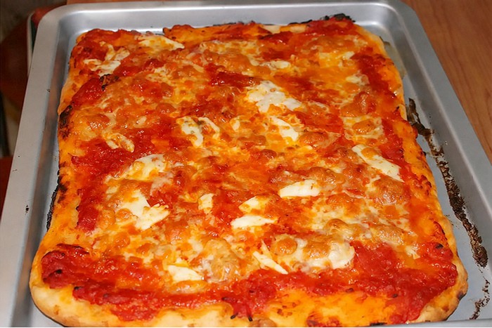 Pizza à la tomate et mozzarella