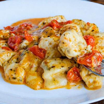 Poulet avec tomates cerises et scamorza façon pizzaiola dans une poêle