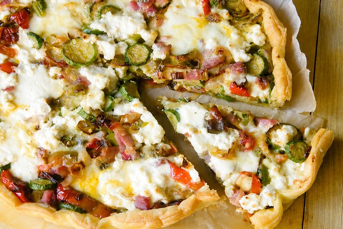 Tarte salée aux légumes dans une poêle