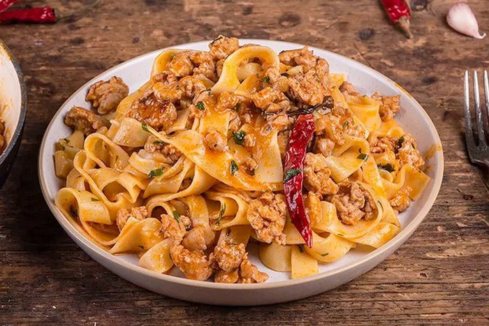 Pâtes à la crème de poivrons et saucisse italienne