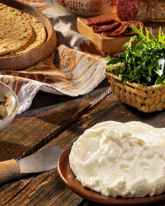 Squacquerone servi dans un plat rustique avec des accompagnements italiens