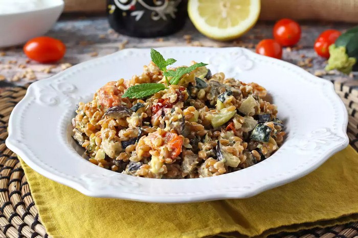 Salade crémeuse d’épeautre avec courgettes, aubergines et tomates cerises
